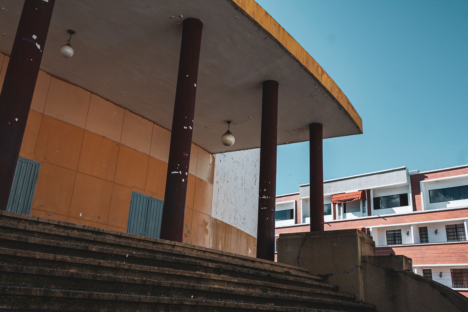 Urban modernist architecture featuring pillars and steps in Mérida, Venezuela.
